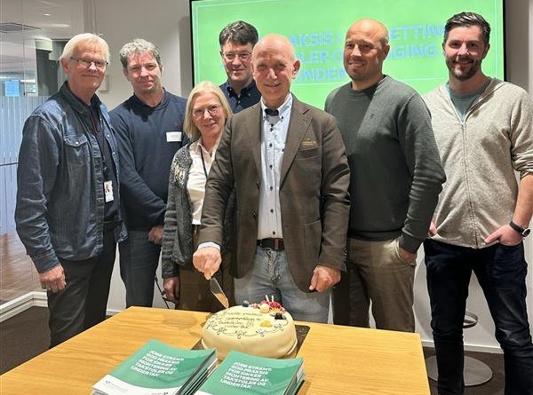 Tor Ole Larsen og prosjektmedlemmer feirer med kake