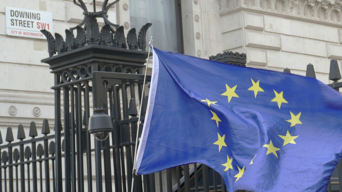 Bilde av EUs flagg utenfor Downing Street 